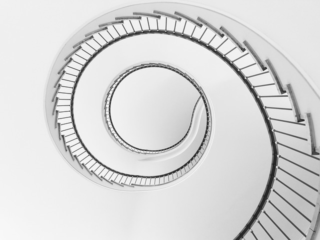 Krásné a světlé točité schody. 